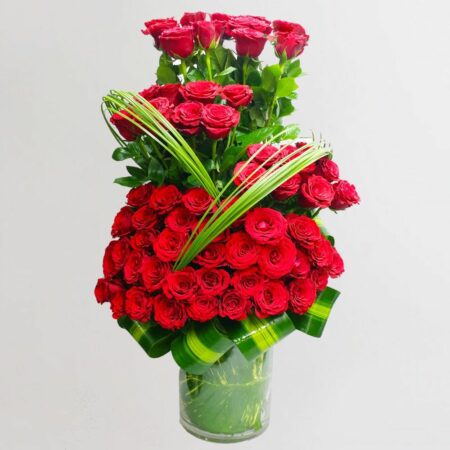100 red roses in a glass vase
